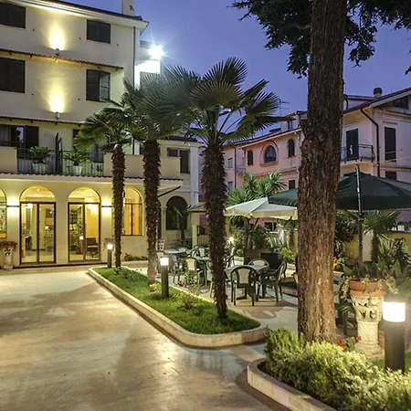 Ester Safer بينيتو